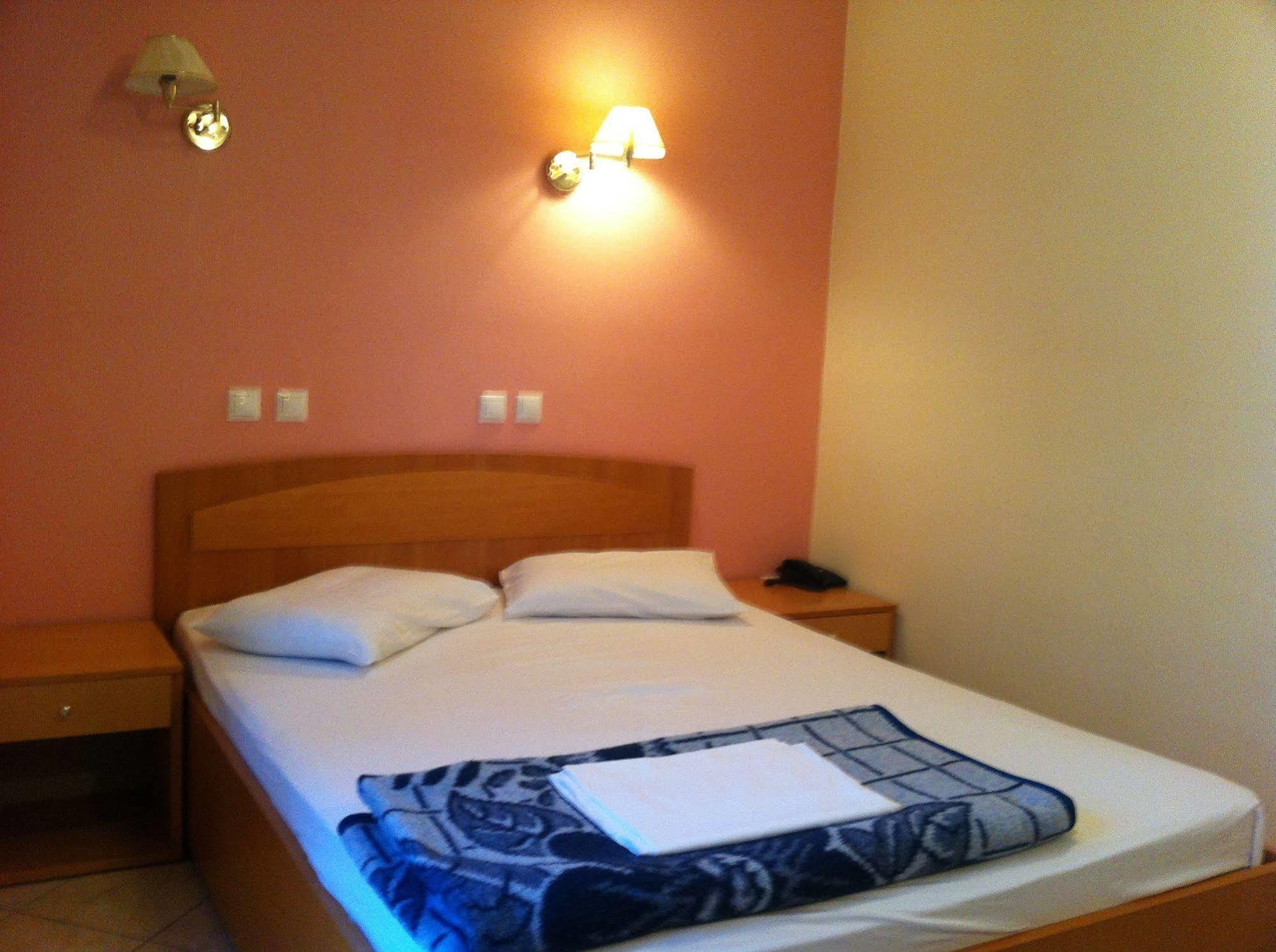 אתונה Cybele Guest Accommodation מראה חיצוני תמונה